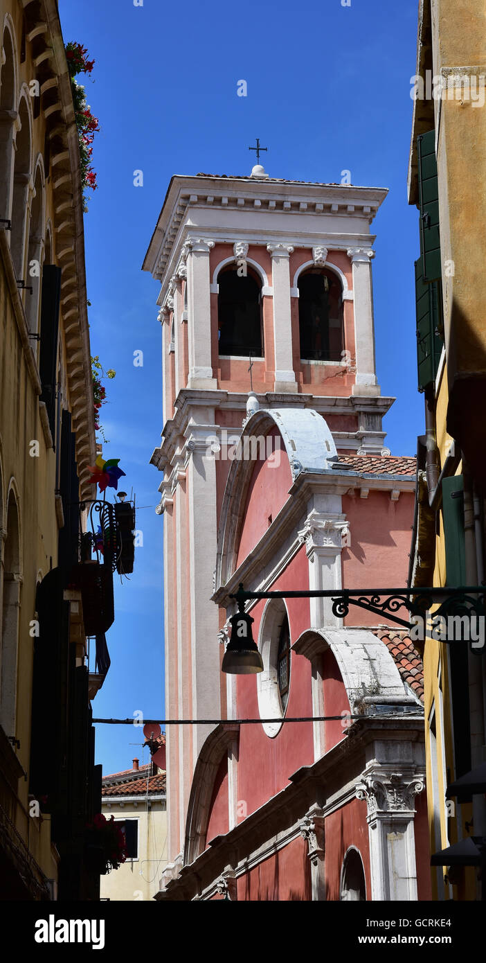 Bell Tower des Heiligen Johannes Chrysostomus Renissance Kirche, gesehen von einer schmalen Straße von Venedig Stockfoto