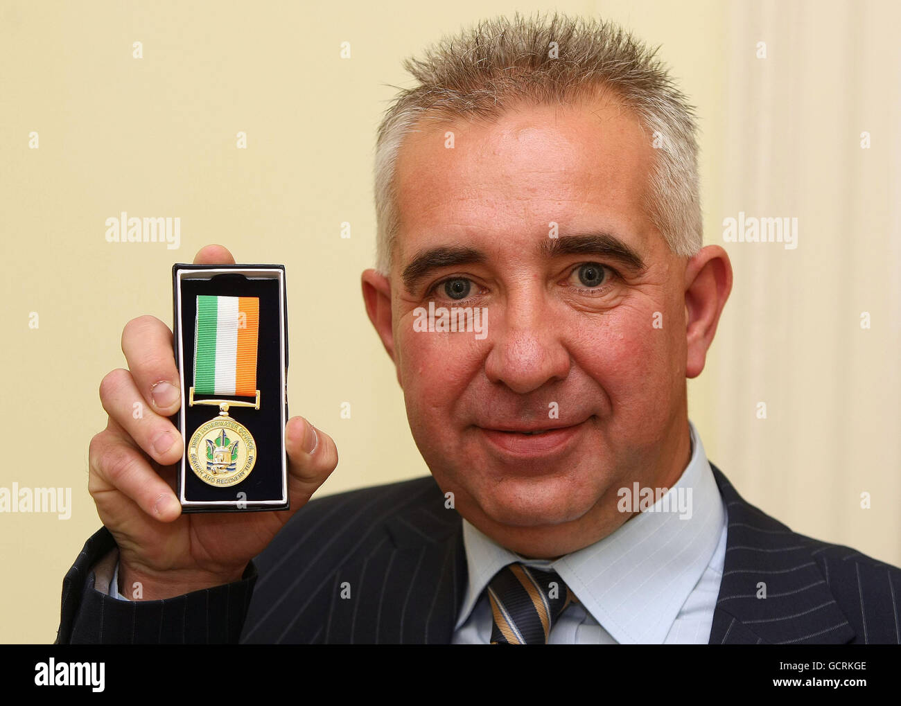 Paddy Agnew, Vorsitzender des irischen Unterwasser-Rates, mit seiner langjährigen Medaille, die Justizminister Dermot Ahern bei einer feierlichen Preisverleihung im Shelbourne Hotel in Dublin überreichte. Stockfoto