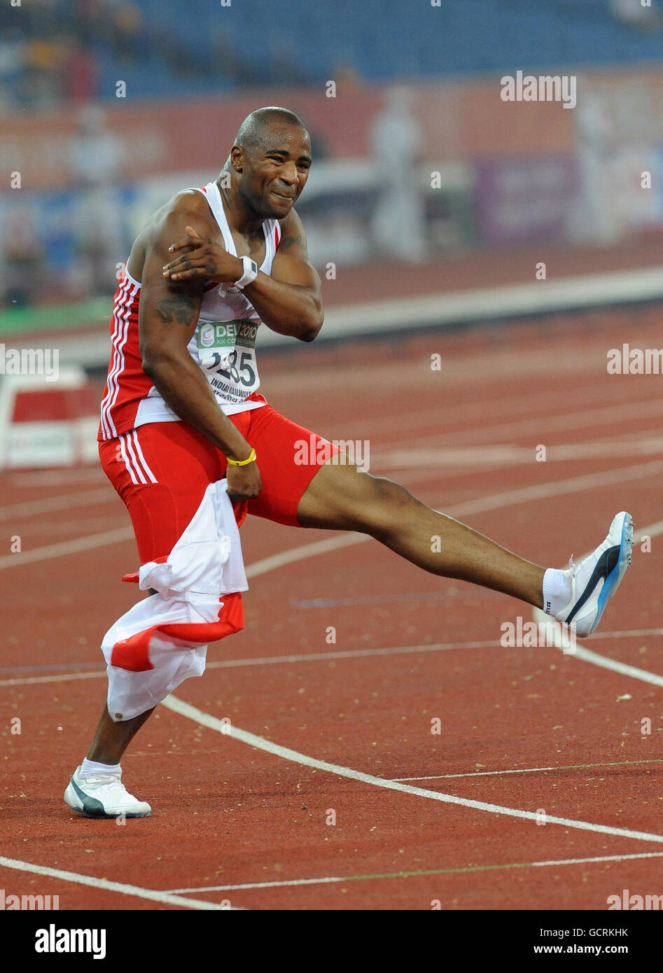 Der englische Mark Lewis Francis feiert den Silbersieg im Herrenfinale von 100 m am vierten Tag der Commonwealth Games 2010 im Jawaharlal Nehru Stadium in New Dehli, Indien. Stockfoto