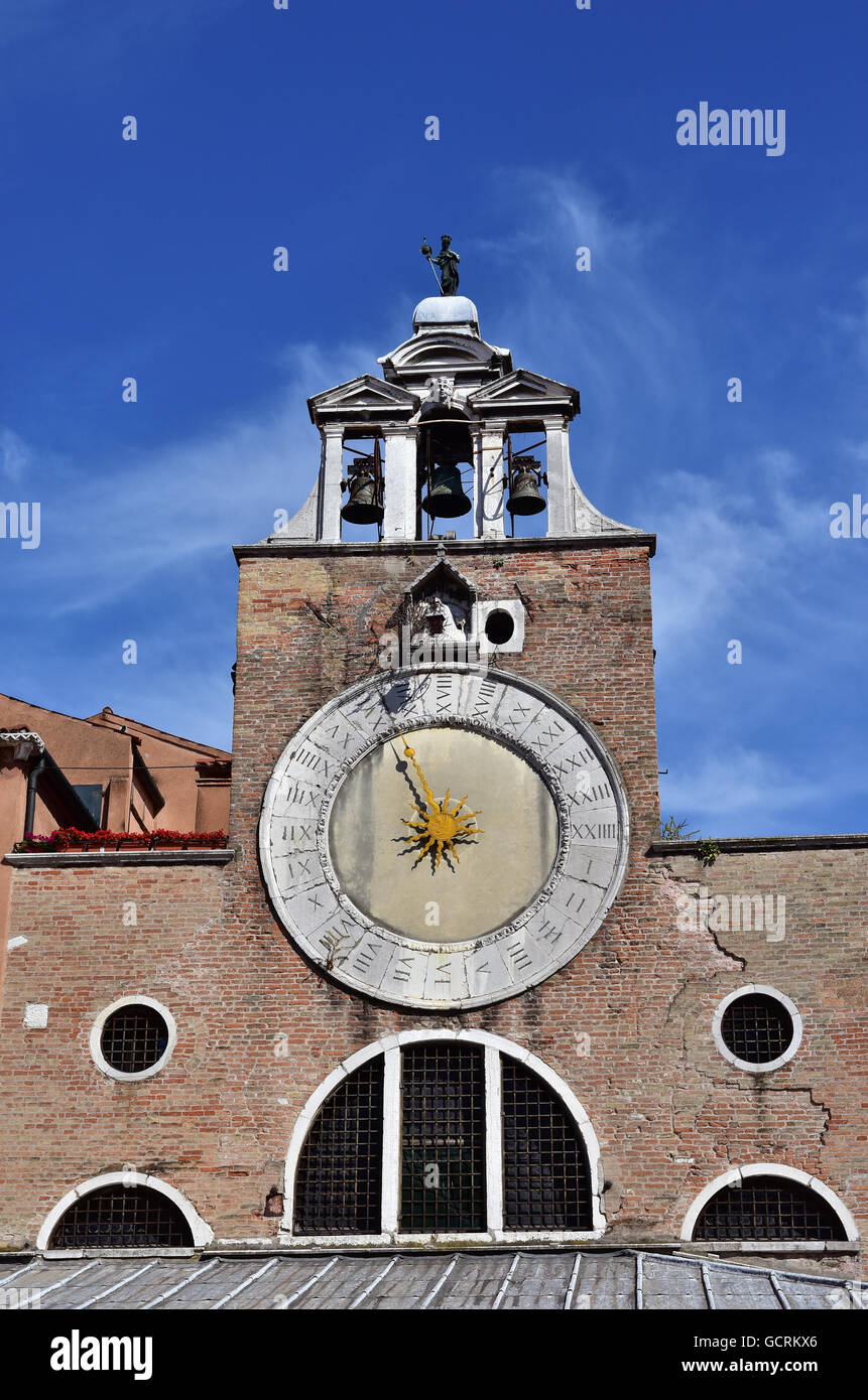 Alte mittelalterliche Uhr San Giacomo di Rialto und Glockenturm auf dem Marktplatz, die älteste Kirche in Venedig Stockfoto