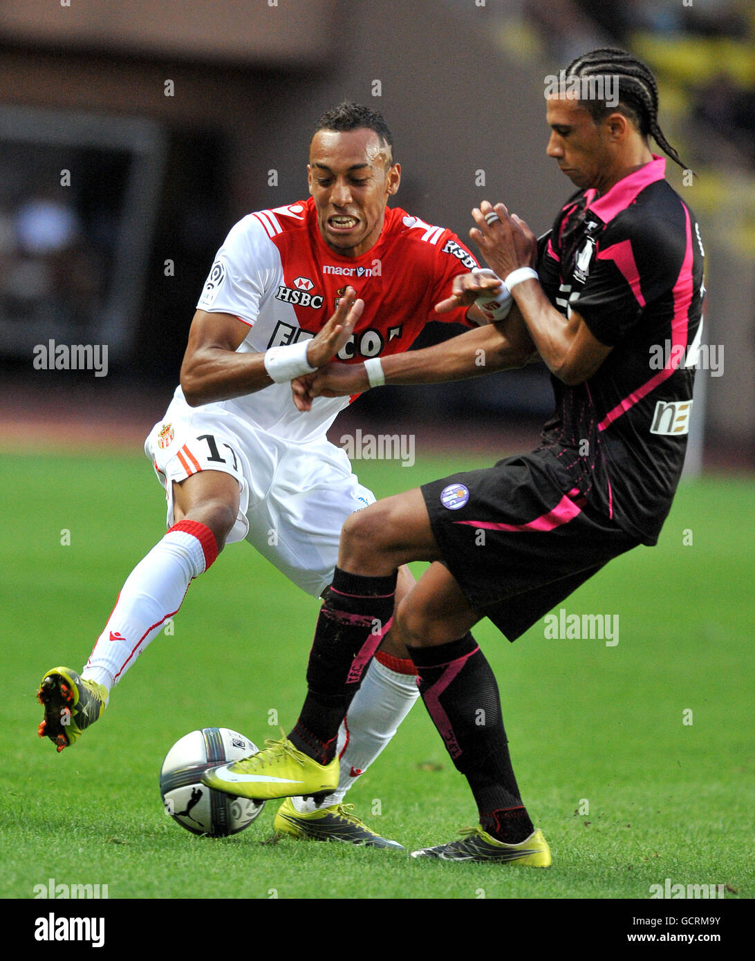 Fußball - Französische Premiere Division - AS Monaco / Toulouse - Stade Louis II. ALS Monacos Pierre-Emerick Aubameyang (links) und Etienne Capouem von Toulouse um den Ball kämpfen Stockfoto