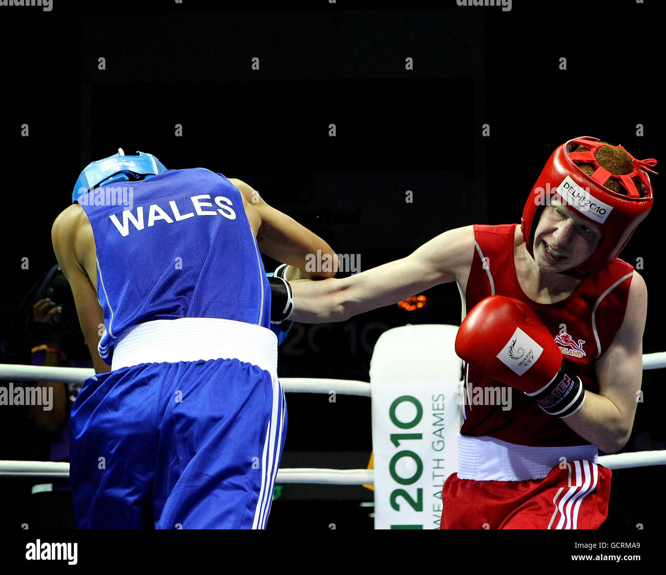 Englands Tommy Stubbs (rot) in Aktion gegen Wales' Andrew Selby in der Flyweight 52kg im Boxwettbewerb am vierten Tag der Commonwealth Games 2010 im Talkatora Indoor Stadium in New Delhi, Indien. Stockfoto