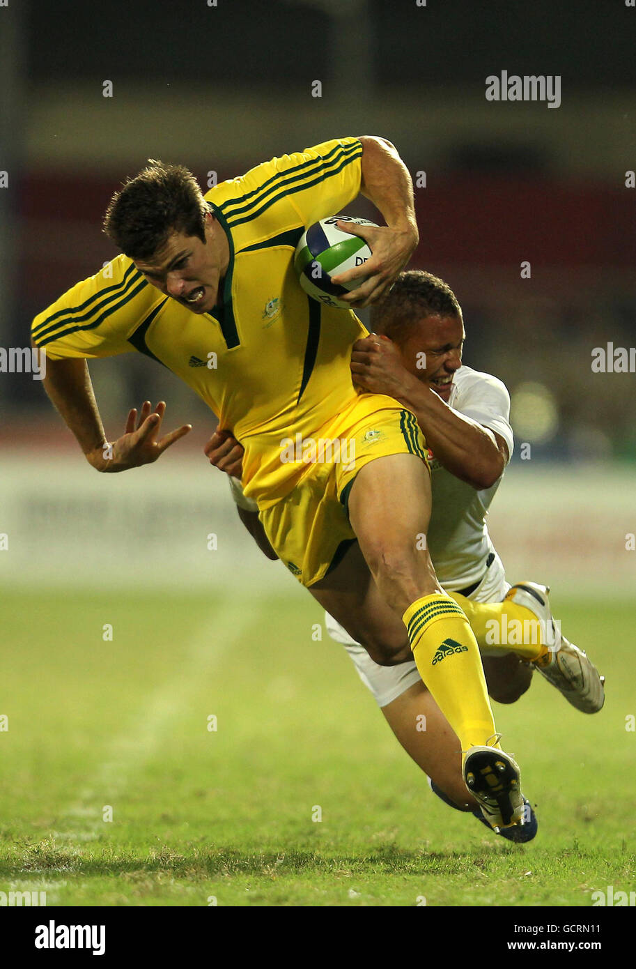 Der australische Ed Jenkins wird vom englischen Dan Caprise am achten Tag der Commonwealth Games 2010 im Delhi University Stadium, New Dehli, Indien, angegangen. Stockfoto
