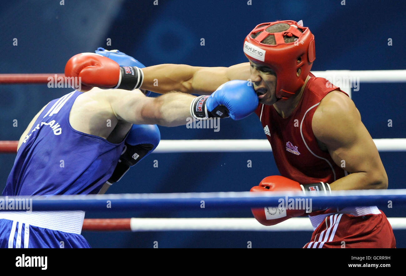 Der Engländer Simon Vallily (rot) tritt am 10. Tag der Commonwealth Games 2010 im Talkatora Indoor Stadium in Neu Delhi, Indien, gegen den nordirischen Steven ward an. Stockfoto