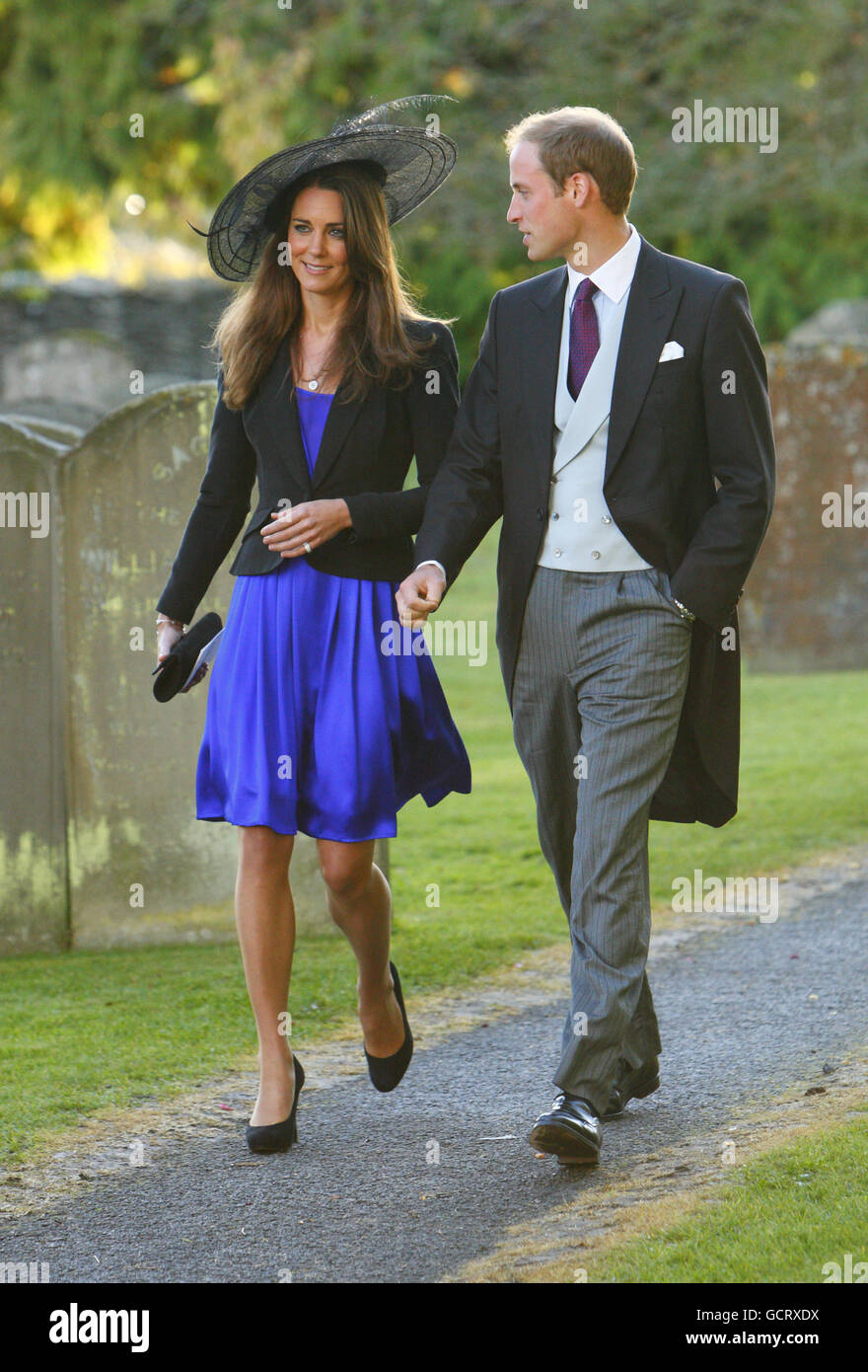 Prinz William und Kate Middleton verlassen die Hochzeit ihrer Freunde Harry Mead und Rosie Bradford im Dorf Northleach, Gloucestershire. Stockfoto