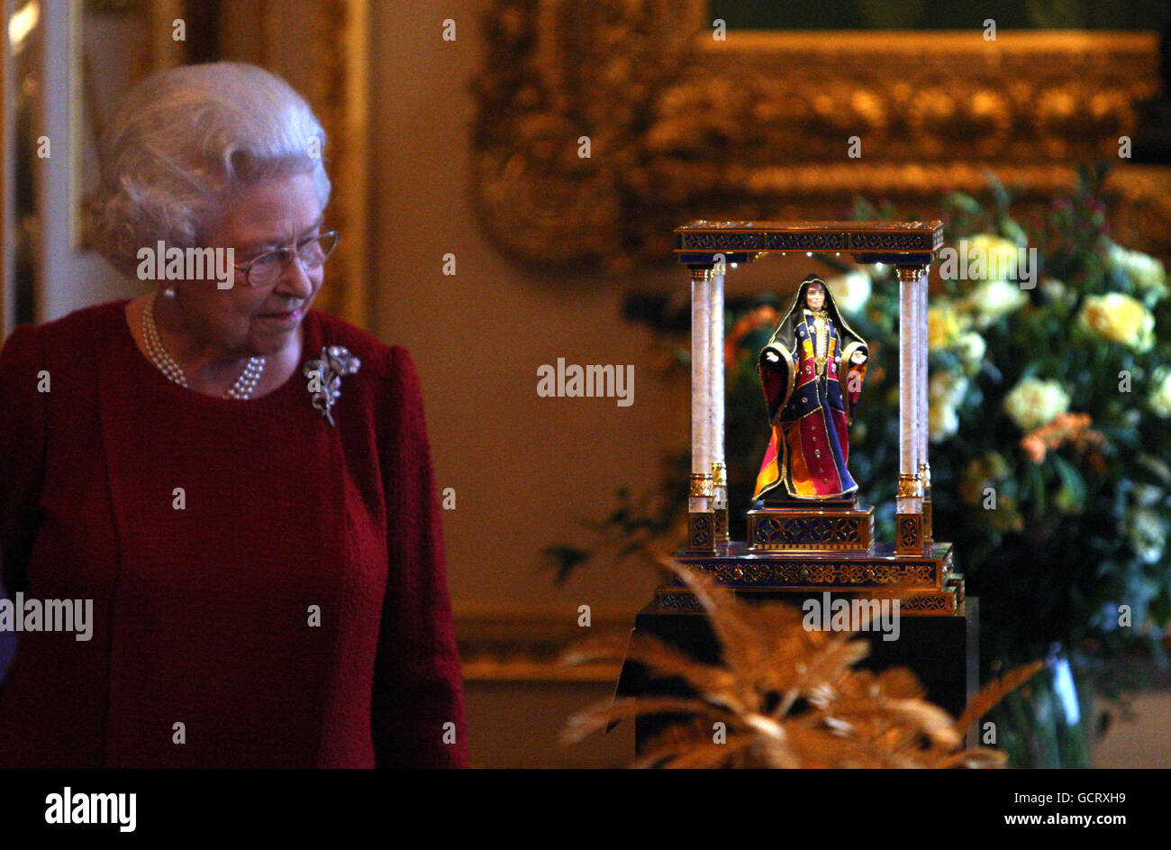 Königin Elizabeth II. Zeigt den Emir von Katar, Scheich Hamad bin Khalifa al-Thani, bei seinem Staatsbesuch in Großbritannien Rundausstellungen aus der Königlichen Sammlung im Windsor Castle, Berkshire. Stockfoto