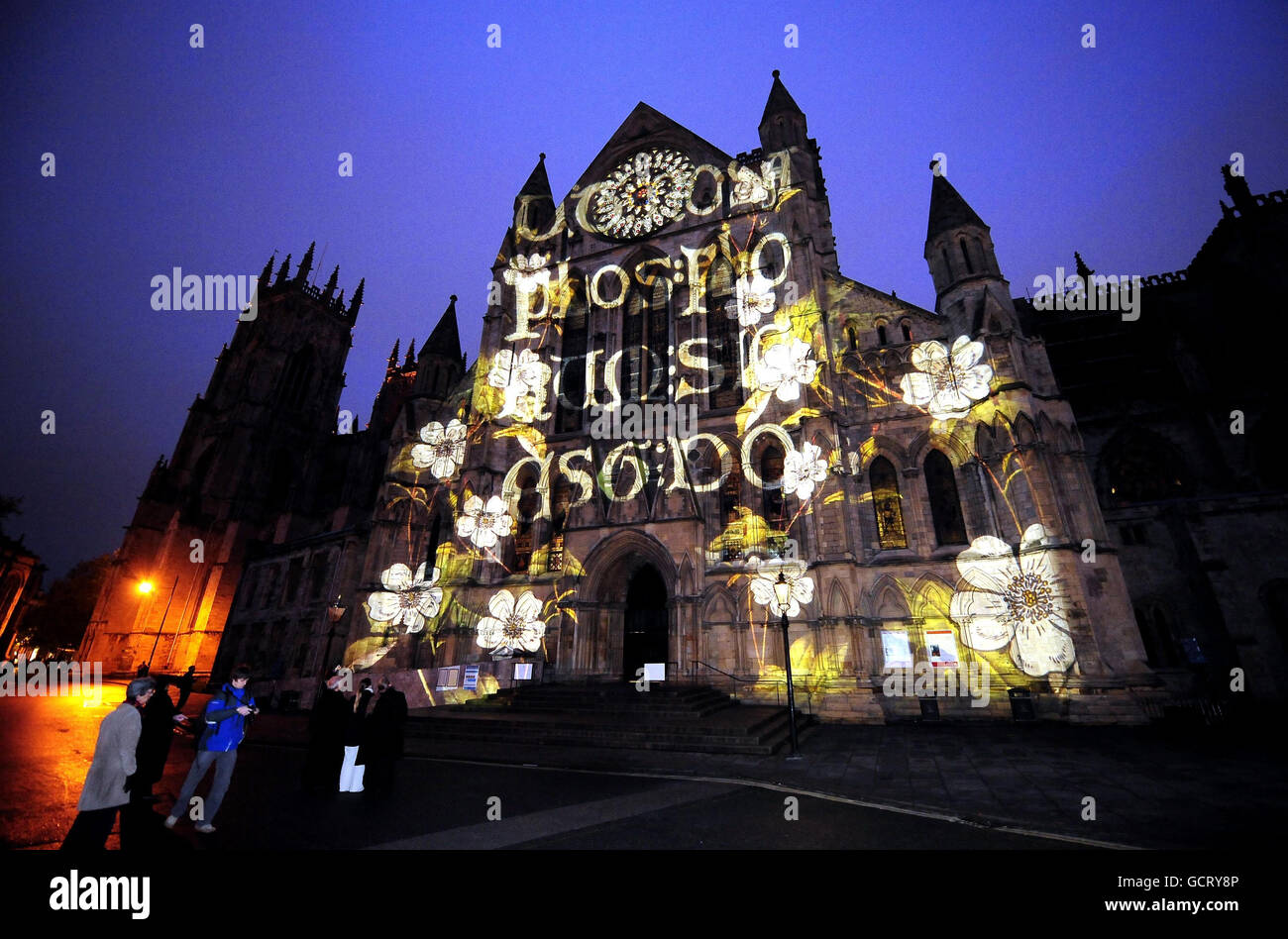 Das südliche Querschiff des York Minster mit seinem berühmten Rosenfenster ist das zentrale Stück dieser Projektion des britischen Filmvorführer Ross Ashton im Rahmen des York Illumination Festivals, das gestern Abend begann. Es ist das erste Mal, dass der Münster als Leinwand für eine Son et Lumiere Präsentation verwendet wurde. Die historische Ausstellung heißt Rose und bietet eine auffällige visuelle Darstellung an den alten Mauern des historischen Wahrzeichens. Stockfoto