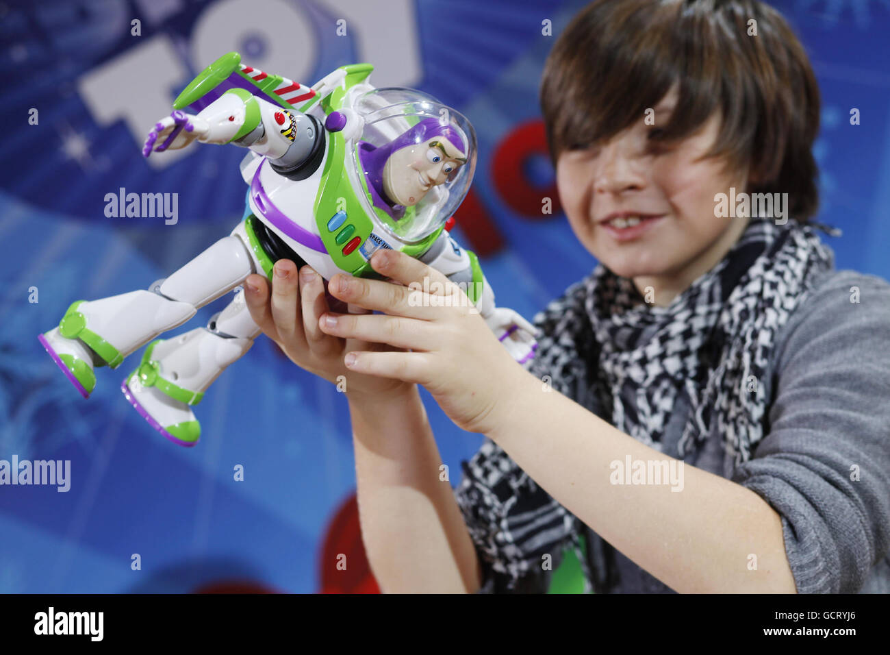 Kailum Alden, 9 Jahre alt mit Jet Pack Buzz Lightyear, Mattel UK (39.99), das zu Weihnachten eines der zwölf besten Spielzeuge der Toy Retailers Association (TRA) Dream Toys 2010 Medienvorschau sein wird, St Mary's Church, Marylebone, London. Stockfoto