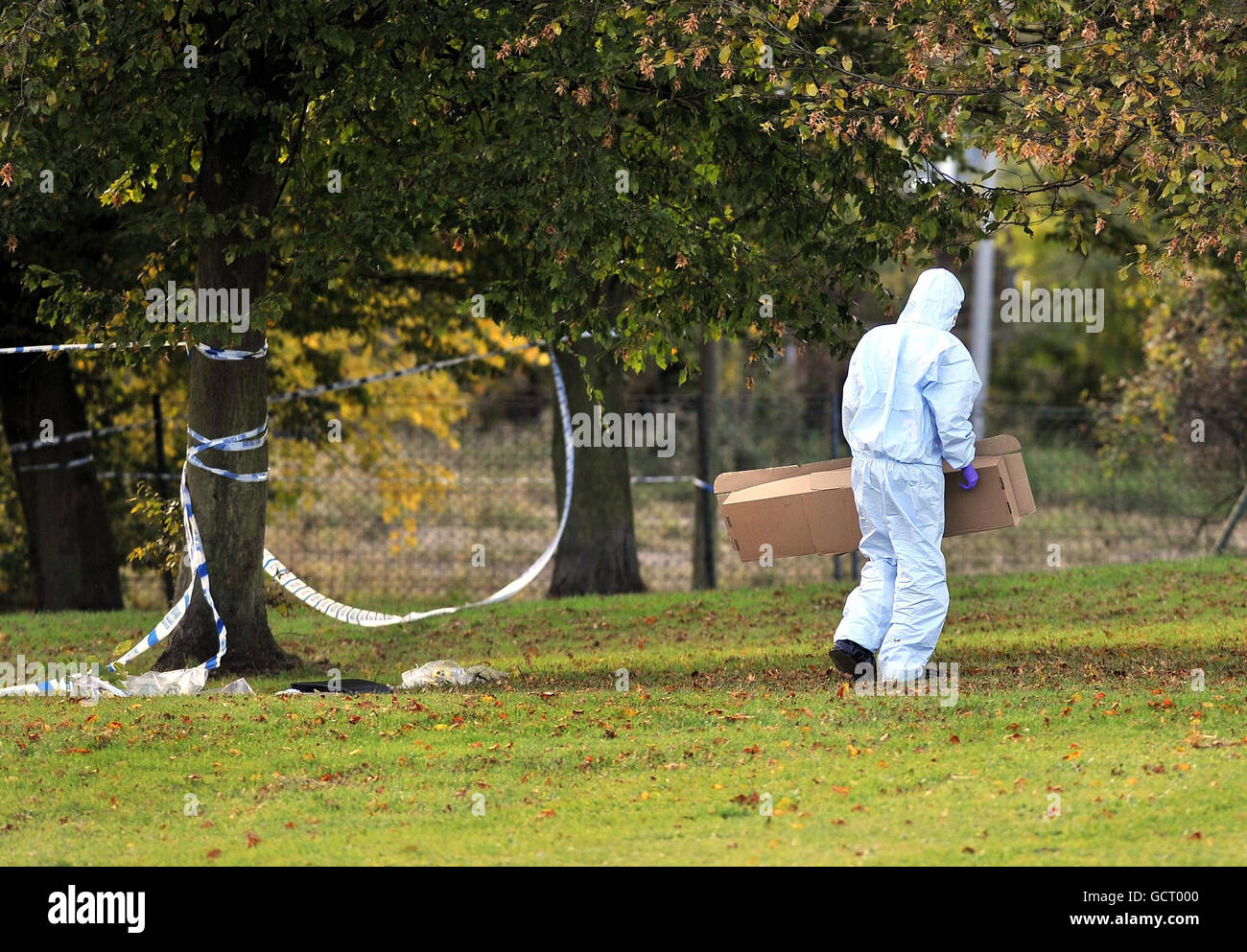 Ein Forensik-Offizier besucht die Szene in Mill Hill im Nordwesten Londons, nachdem ein 17-Jähriger erstochen wurde. Stockfoto