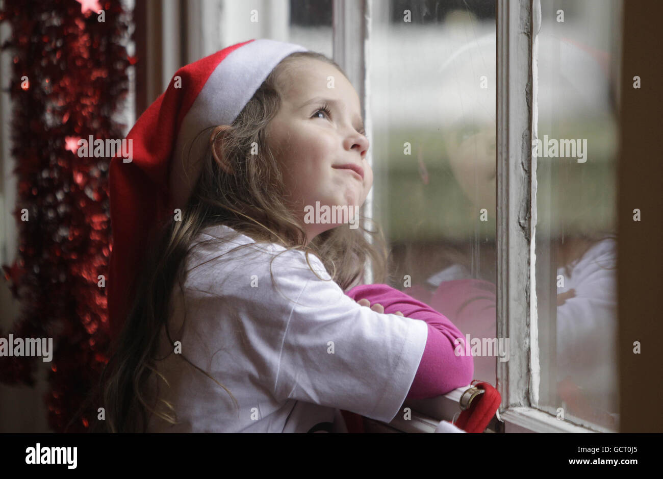 Daniella Hensman, fünf, hilft bei der Einführung des jährlichen „House of Cards Appeal“ der Simon Community am Ely Place in Dublin. Stockfoto
