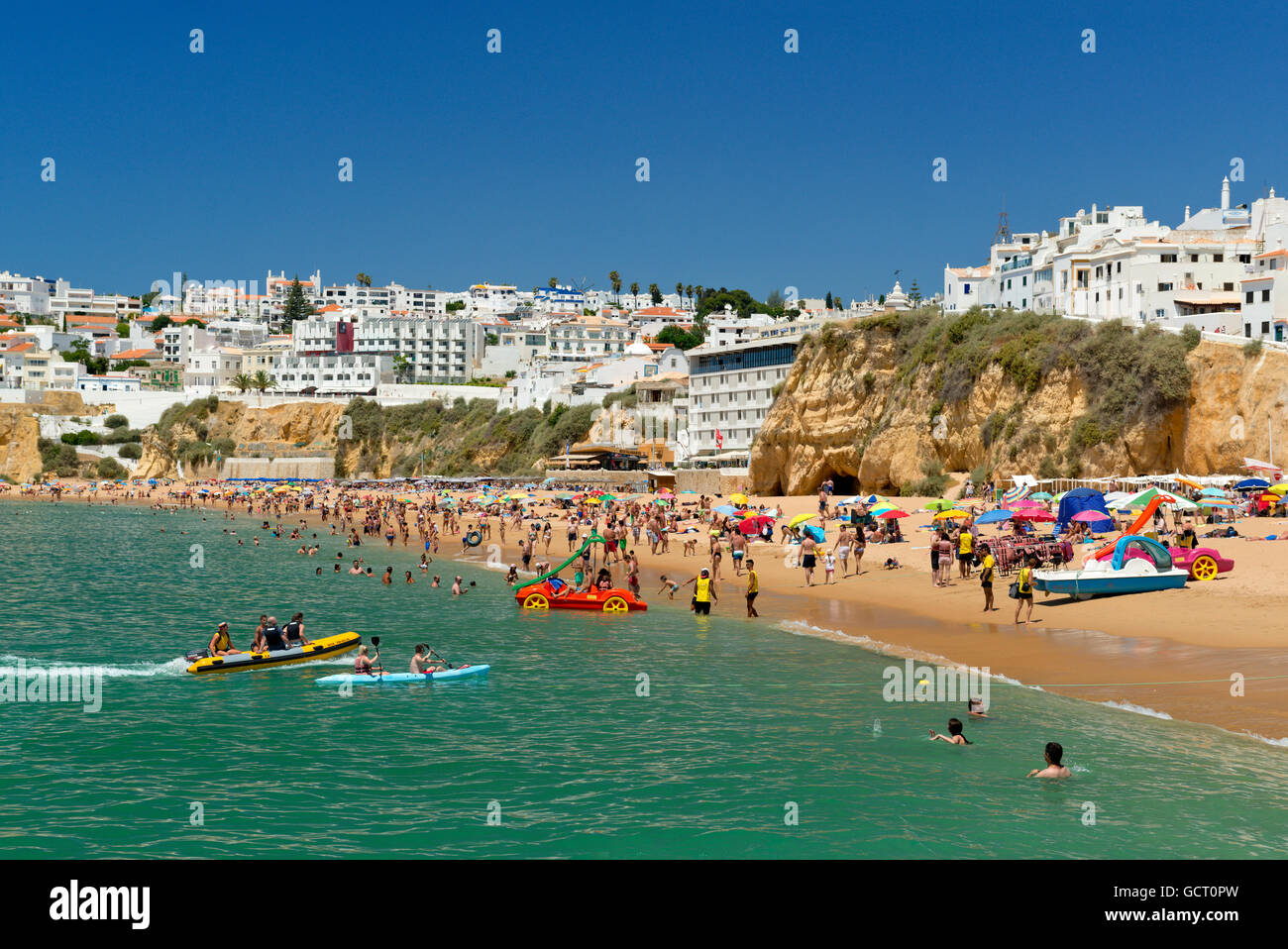 Albufeira Strand im Sommer, der Algarve, Portugal Stockfoto