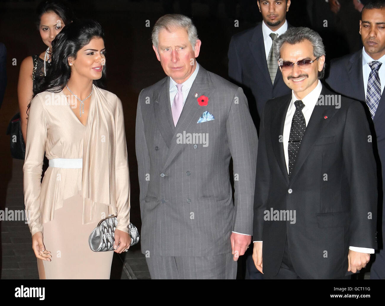 Der Prinz von Wales (Mitte) trifft bei der offiziellen Wiedereröffnung des Savoy Hotels on the Strand in London den Besitzer des Savoy HRH Prinz Alwaleed bin Talal bin Abdulaziz Alsaud (rechts) und Prinzessin Amira (links). Stockfoto