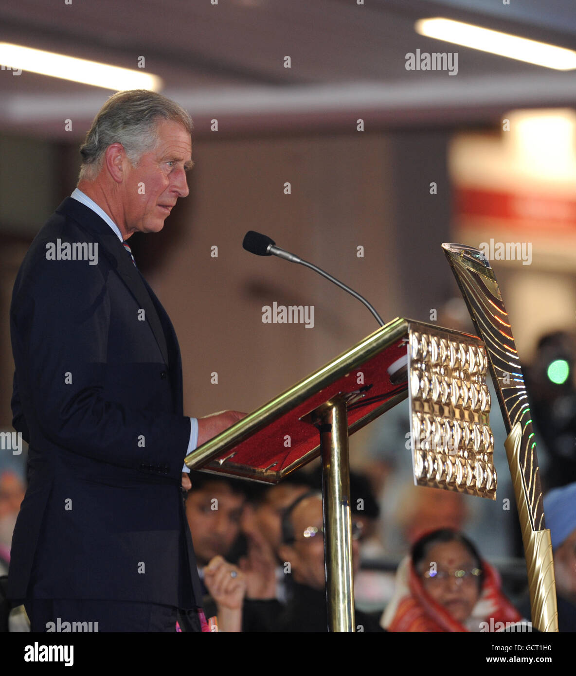 Der Prinz von Wales empfängt den Staffelstab der Königin und liest eine Botschaft der britischen Königin Elizabeth II., um die Eröffnung der Commonwealth Games 2010 in Neu Delhi, Indien, anzukündigen. Stockfoto