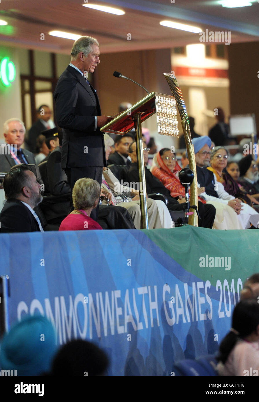 Der Prinz von Wales empfängt den Staffelstab der Königin und liest eine Botschaft der britischen Königin Elizabeth II., um die Eröffnung der Commonwealth Games 2010 in Neu Delhi, Indien, anzukündigen. Stockfoto