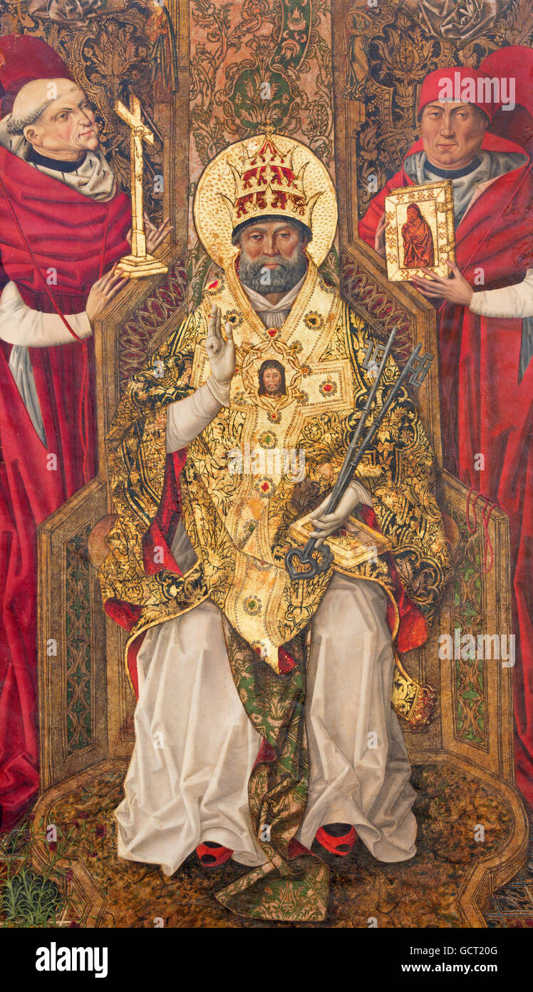 AVILA, Spanien, APRIL - 18, 2016: die gotische Farbe des Heiligen Petrus als erster Papst auf dem Seitenaltar von Fernando Gallego (15. Cent.) Stockfoto