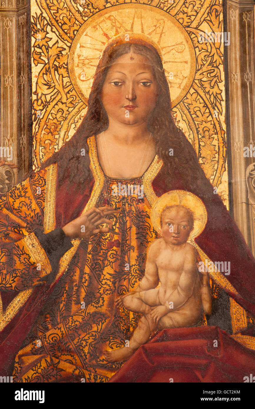 AVILA, Spanien, APRIL - 18, 2016: Die Madonna auf dem Thron von Garcia del Barco (1496) im Catedral de Cristo Salvador Stockfoto