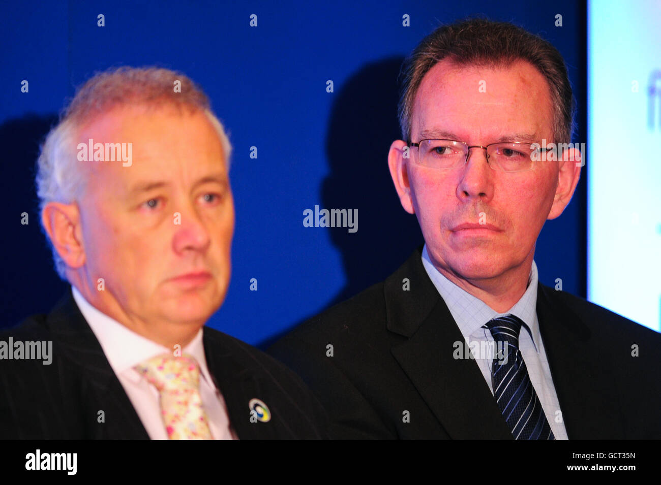 Fußball - Verband Professioneller Spieler - Nationale Konferenz - Novotel. Chief Executive der Remote Gambling Association Clive Hawkswood (rechts) auf der Konferenz der Professional Players Federation Stockfoto