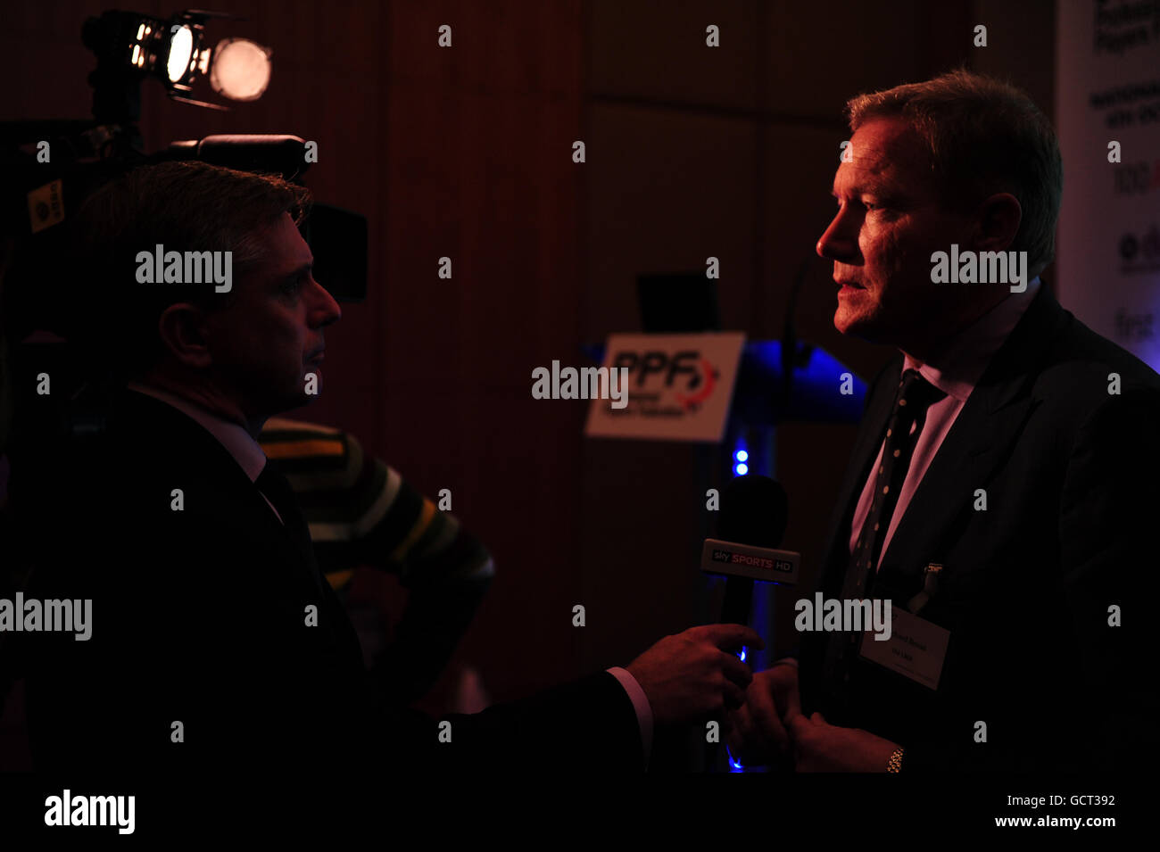 Fußball - Verband Professioneller Spieler - Nationale Konferenz - Novotel. LMA Chief Executive Richard Bevan, interviewt von Sky Sports auf der Professional Players Federation Conference Stockfoto