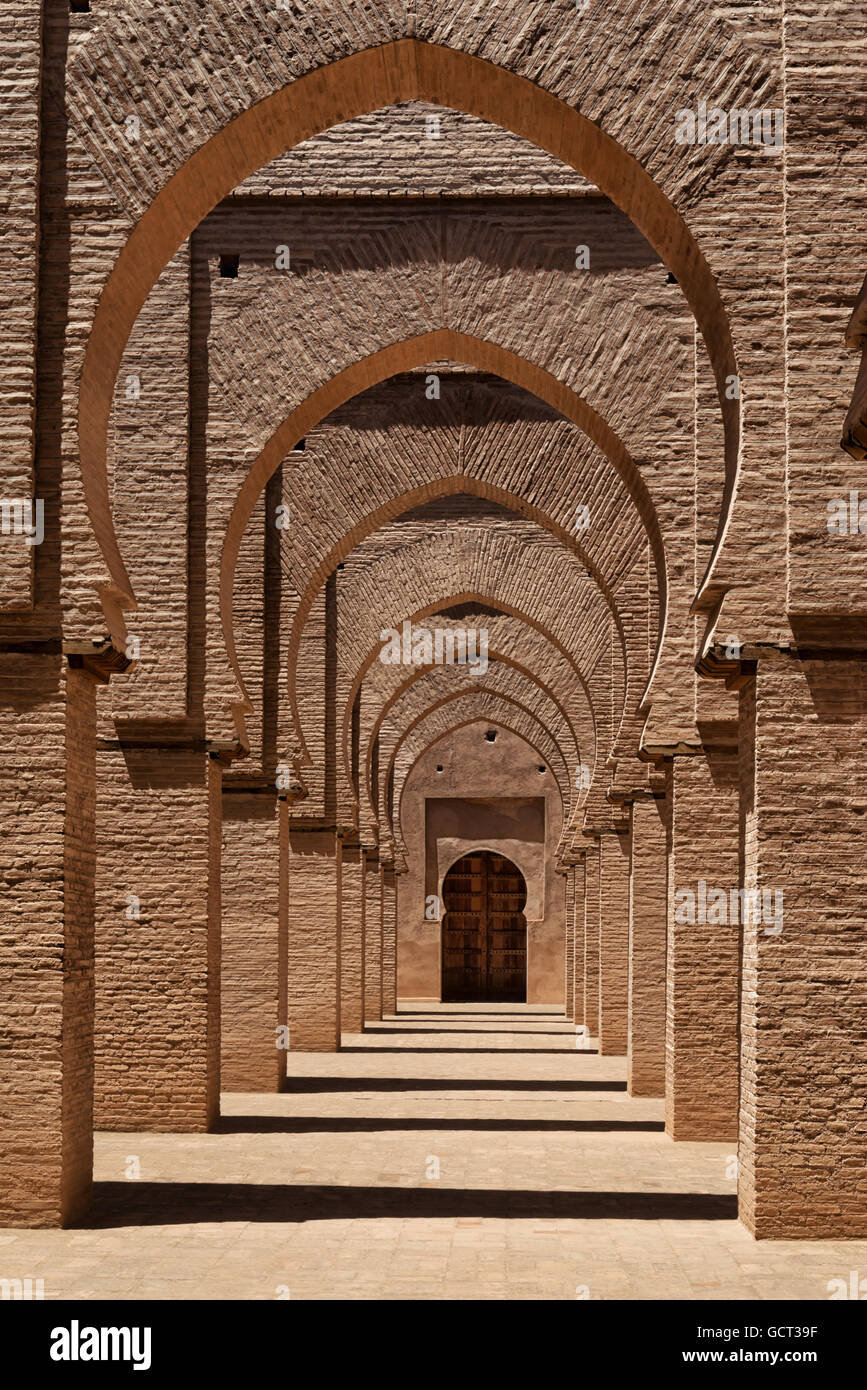 Torbogen im Inneren der Moschee von Tinmal, Marokko. Stockfoto