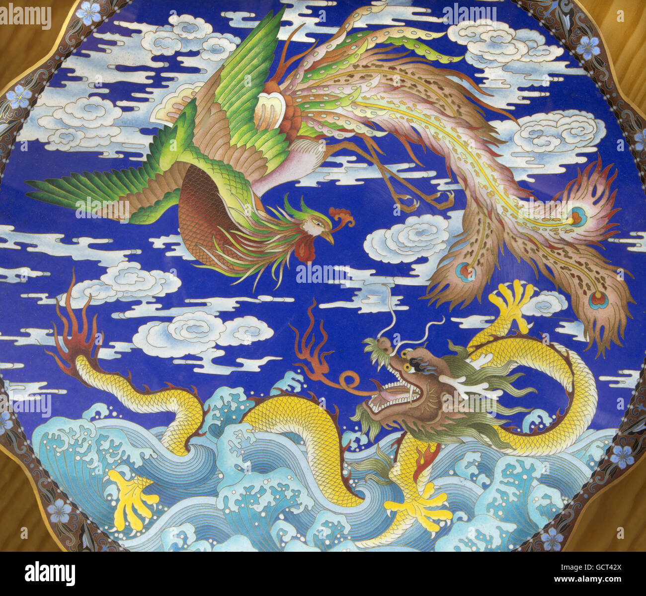 AVILA, Spanien, APRIL - 18, 2016: Die Chinesen Platte mit dem Drachen und Vogel Fenix in Sammlungen Stockfoto