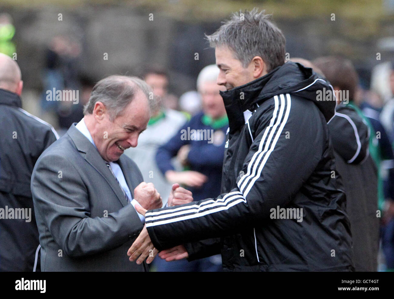 Brian Kerr (links), der Manager der Färöer-Inseln, feiert sein Unentschieden gegen Nordirland während des UEFA Euro 2012 Qualifying-Spiels auf Svangaskard, Toftir, Färöer-Inseln. Stockfoto