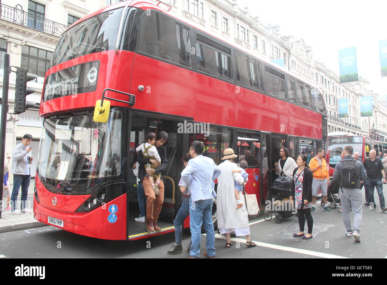 ALEXANDER DENNIS ENVIRO 400 H TRANSPORTIERT ROT LONDON BUS BEIFAHRERSEITE LANDSCHAFT BLICK AUF DIE STADT AM DESIGN FESTIVAL IN LONDON Stockfoto