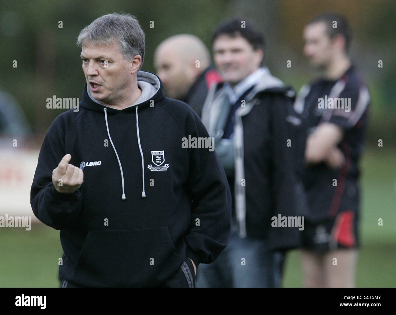 Peebles Trainer Gary Parker ruft den Spielern während des Premier League Spiels im Gytes Leisure Centre, Peebles, Schottland, Anweisungen zu. Stockfoto