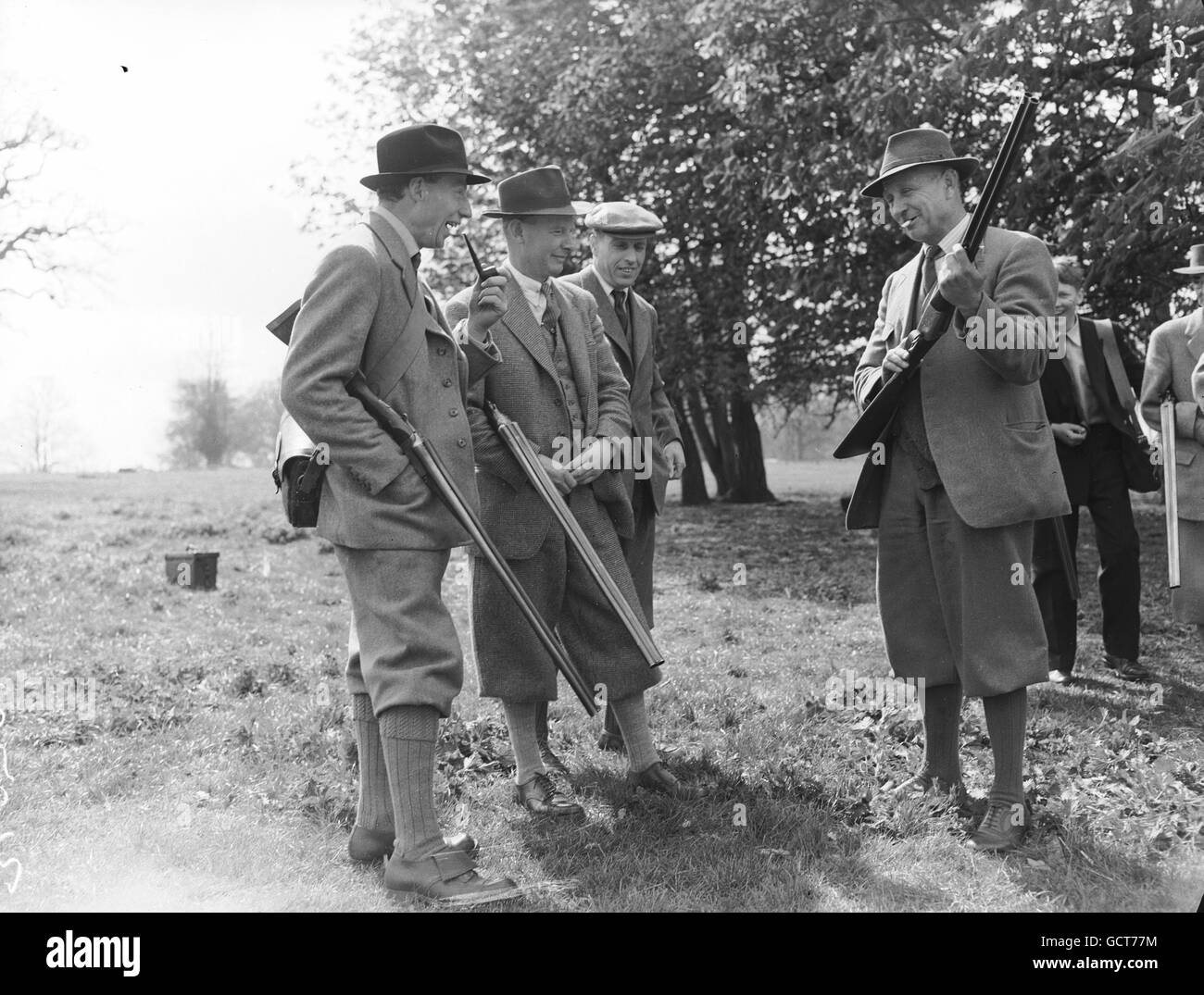 Sprechende Waffen sind von links nach rechts: John Knight, ein Wildhüter von Moreton-in-the-Marsh, Harold Thomas, ein Wildhüter des Dumbleton Estate, wie James lang Ford und Bernard Wells. Stockfoto