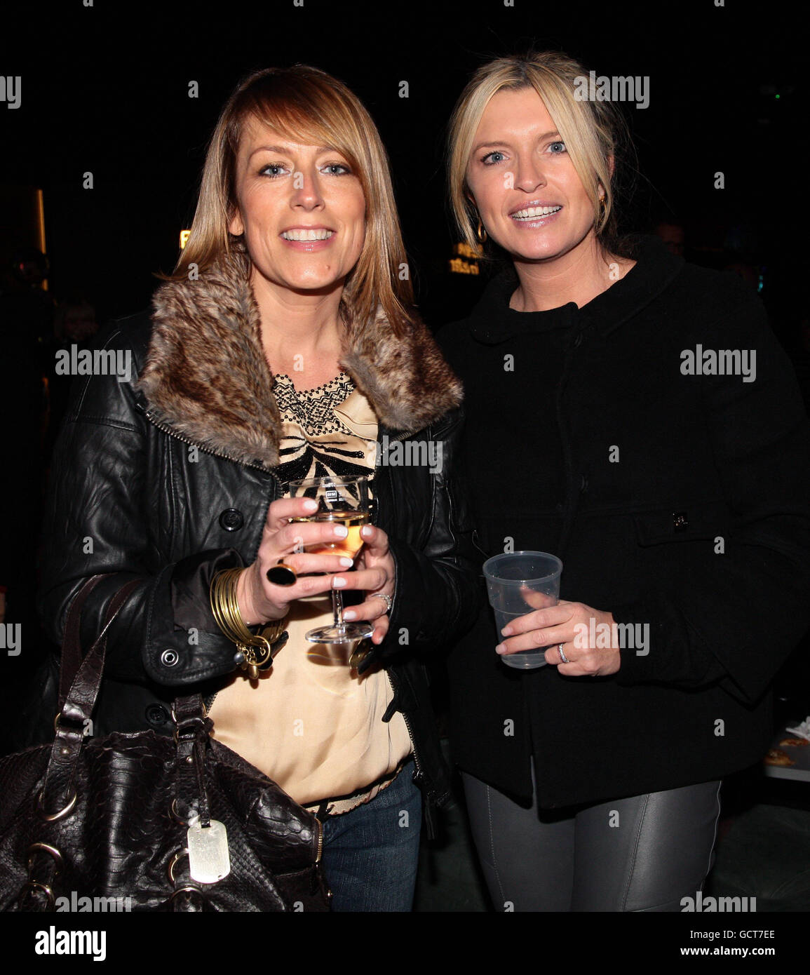 Fay Ripley (links) und Tina Hobley beim Start von Disney on Ice 100 Years of Magic im O2 in Süd-London. Stockfoto