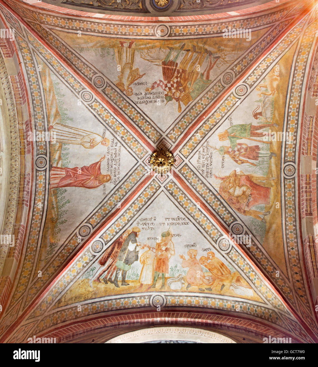 CREMONA, Italien - 25. Mai 2016: Das gotische Deckenfresko im linken Querschiff der Kathedrale mit den alttestamentlichen Szenen. Stockfoto