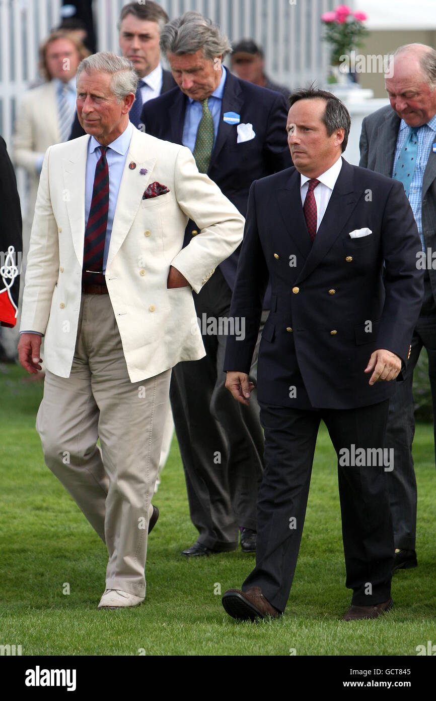 Zuvor unveröffentlichtes Foto vom 27/07/2008 des Prince of Wales beim Cartier International Polo mit Charles Stisted (rechts) im Guards Polo Club im Great Park in Windsor, Berkshire. Stockfoto