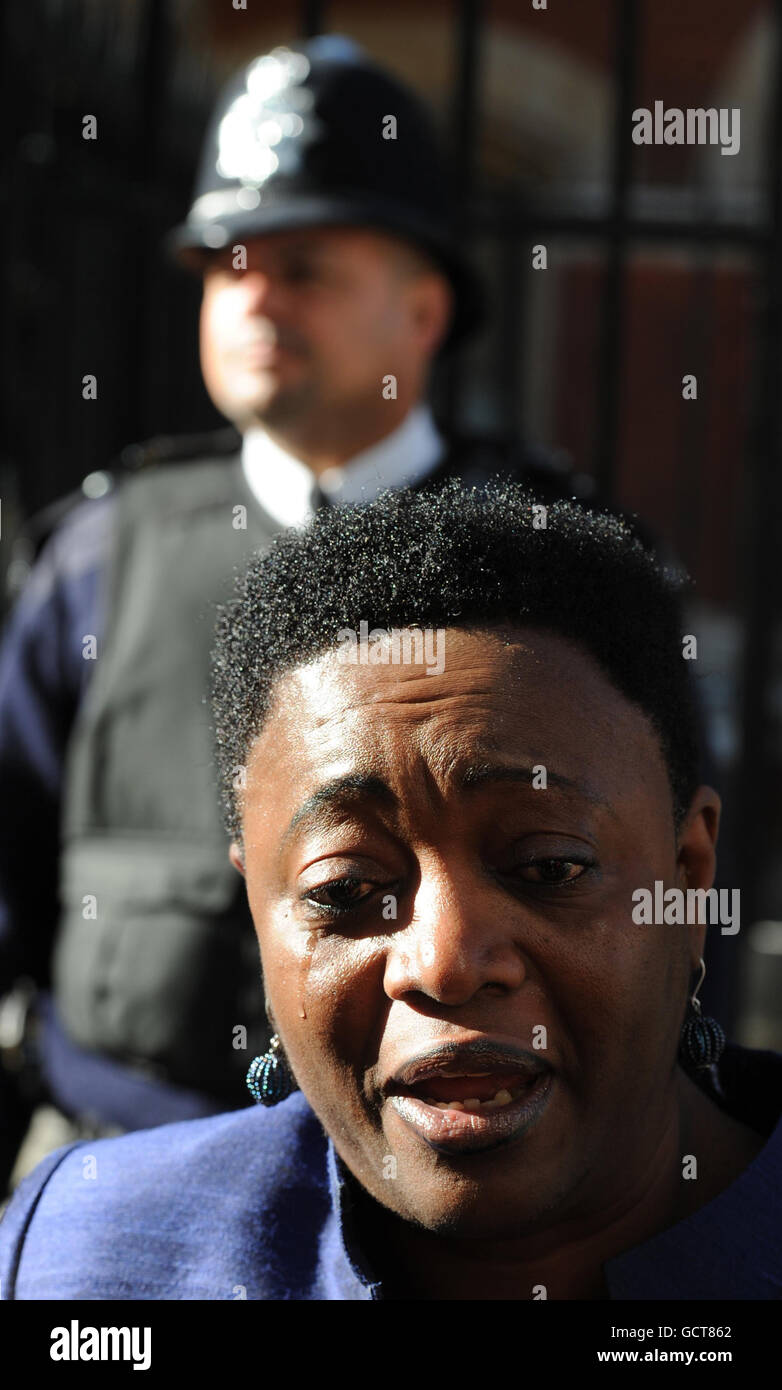 Thelma Stober verlässt heute den High Court in London, nachdem er Beweise für die Untersuchung der Bombenangriffe im Jahr 7/7 im Jahr 2005 vorgelegt hatte. Stockfoto