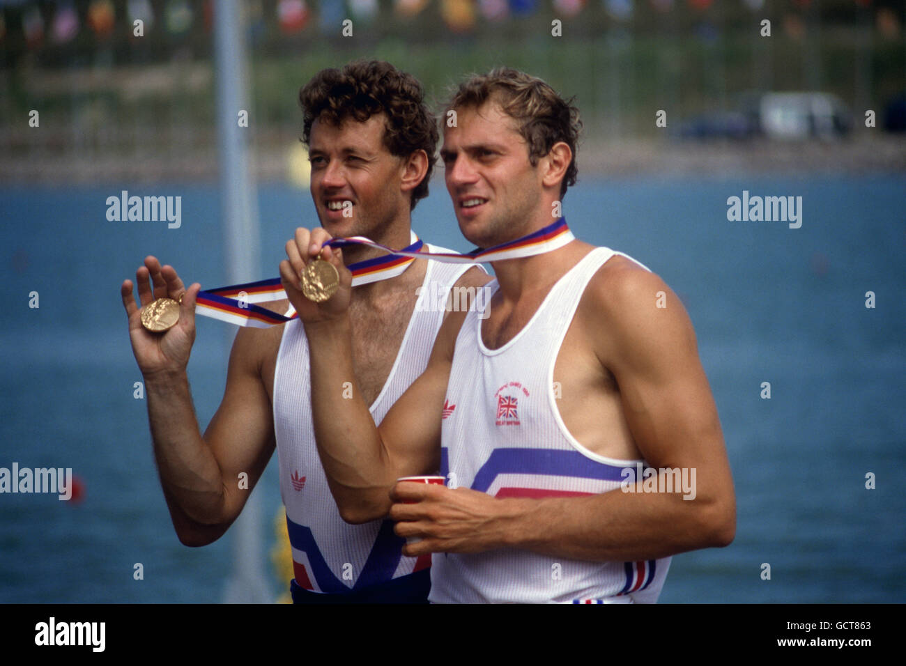 Die britischen Ruderer Andy Holmes, Left und Steve Redgrave mit ihren coxless Paaren Goldmedaillen Stockfoto