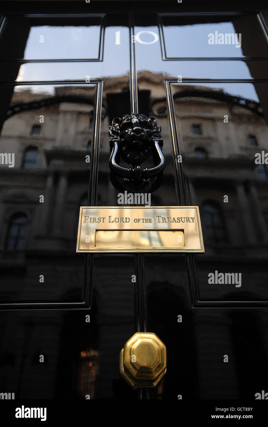 Nummer 10 Downing Street. Nummer 10 Downing Street, vor der Tür, London. Stockfoto