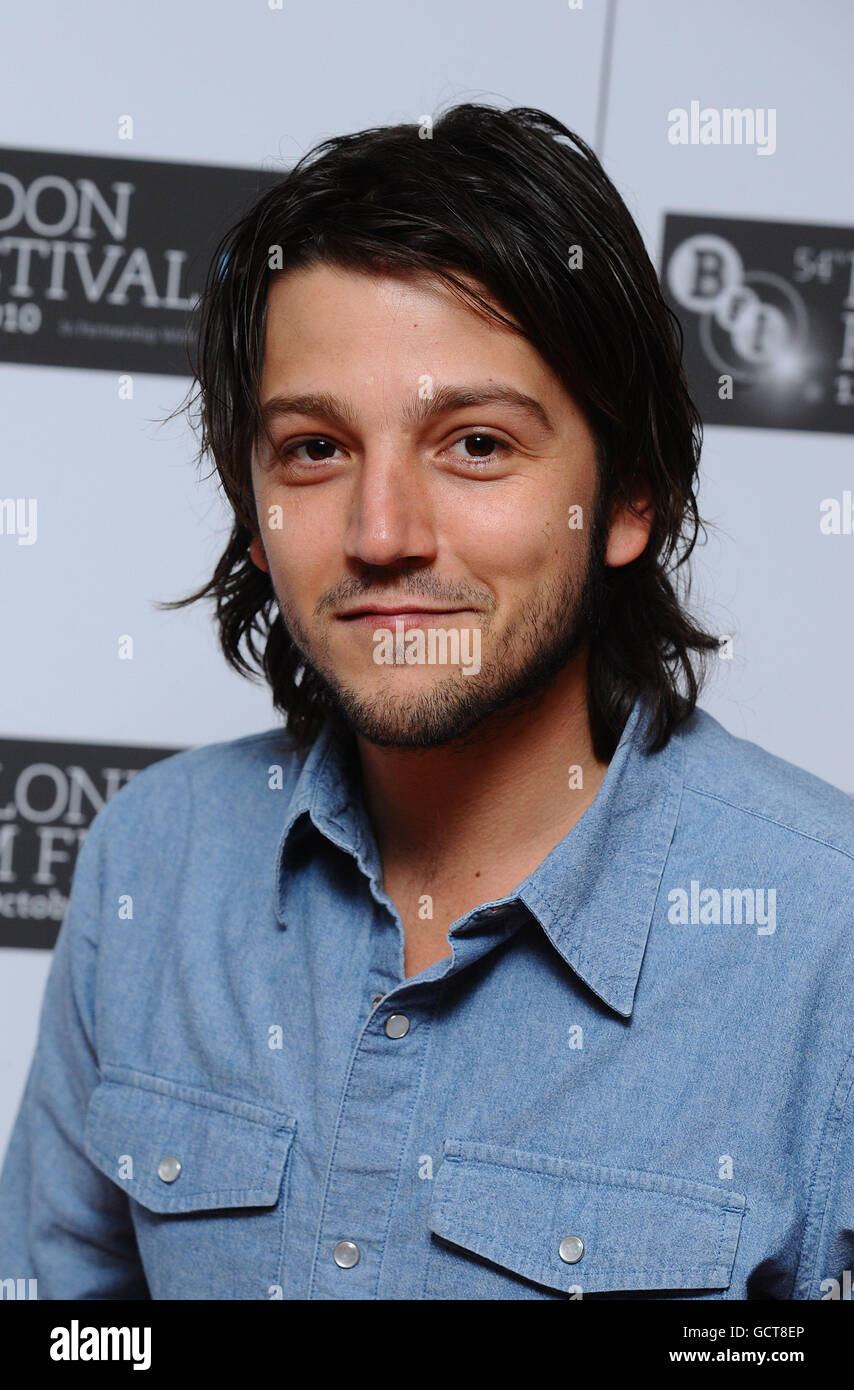 Diego Luna ist auf einer Fotowand für den neuen Film Abel zu sehen, im Vue Kino in London. Stockfoto
