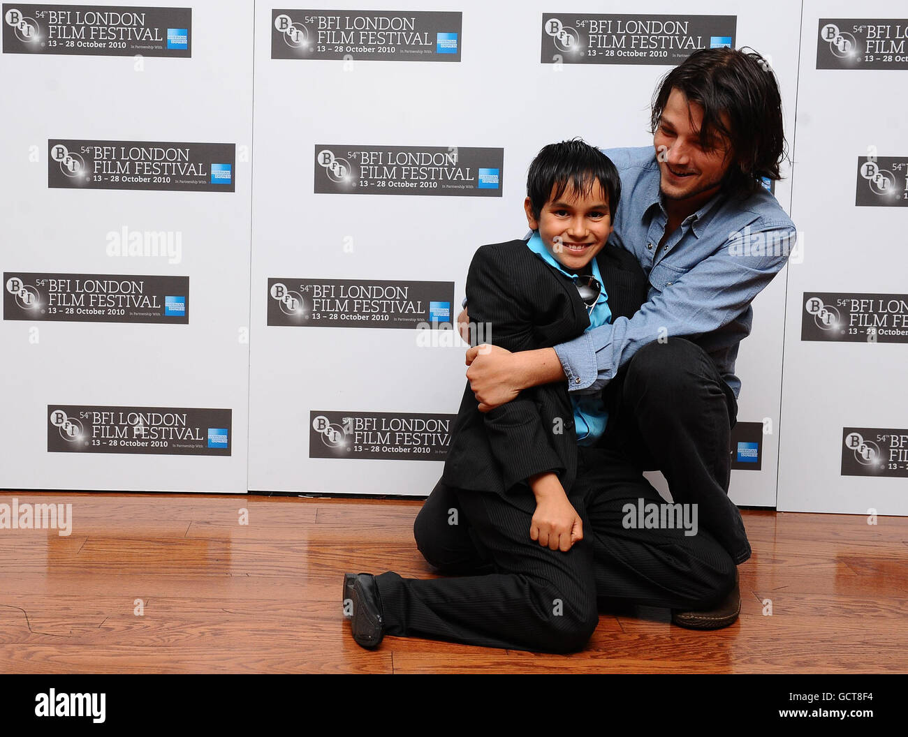 Christopher Ruiz-Esparza (links) und Diego Luna sind an einer Fotowand für den neuen Film Abel im Vue-Kino in London zu sehen. Stockfoto