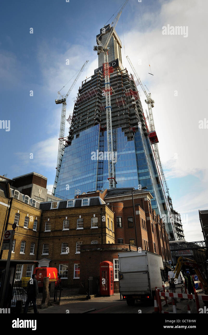 Die Bauarbeiten an der Shard London Bridge im Zentrum von London werden fortgesetzt. Nach seiner Fertigstellung im Jahr 2012 wird der Wolkenkratzer mit mehr als 300 Metern das höchste Gebäude der Europäischen Union sein. Stockfoto