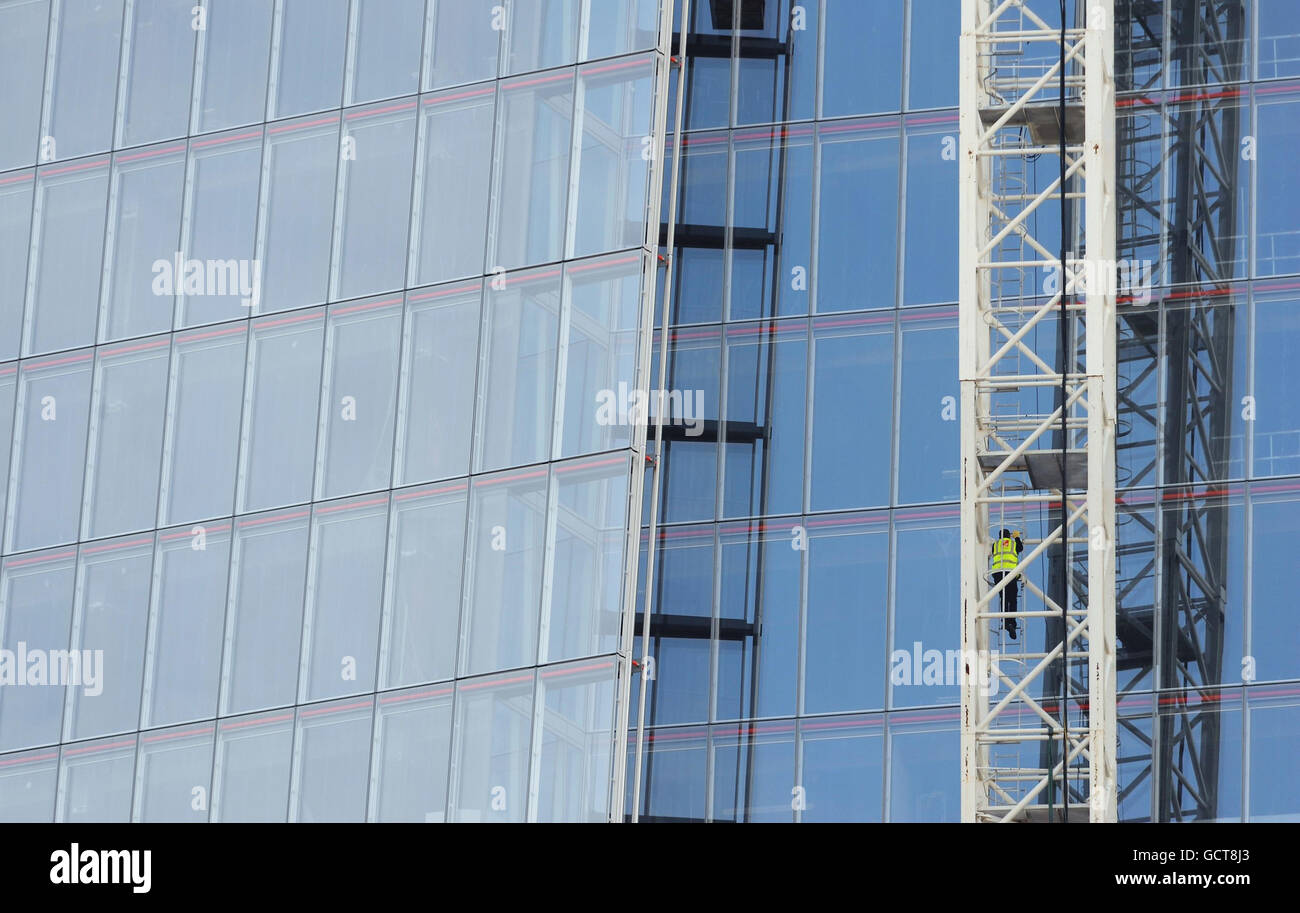 Die Bauarbeiten an der Shard London Bridge im Zentrum von London werden fortgesetzt. Nach seiner Fertigstellung im Jahr 2012 wird der Wolkenkratzer mit mehr als 300 Metern das höchste Gebäude der Europäischen Union sein. Stockfoto