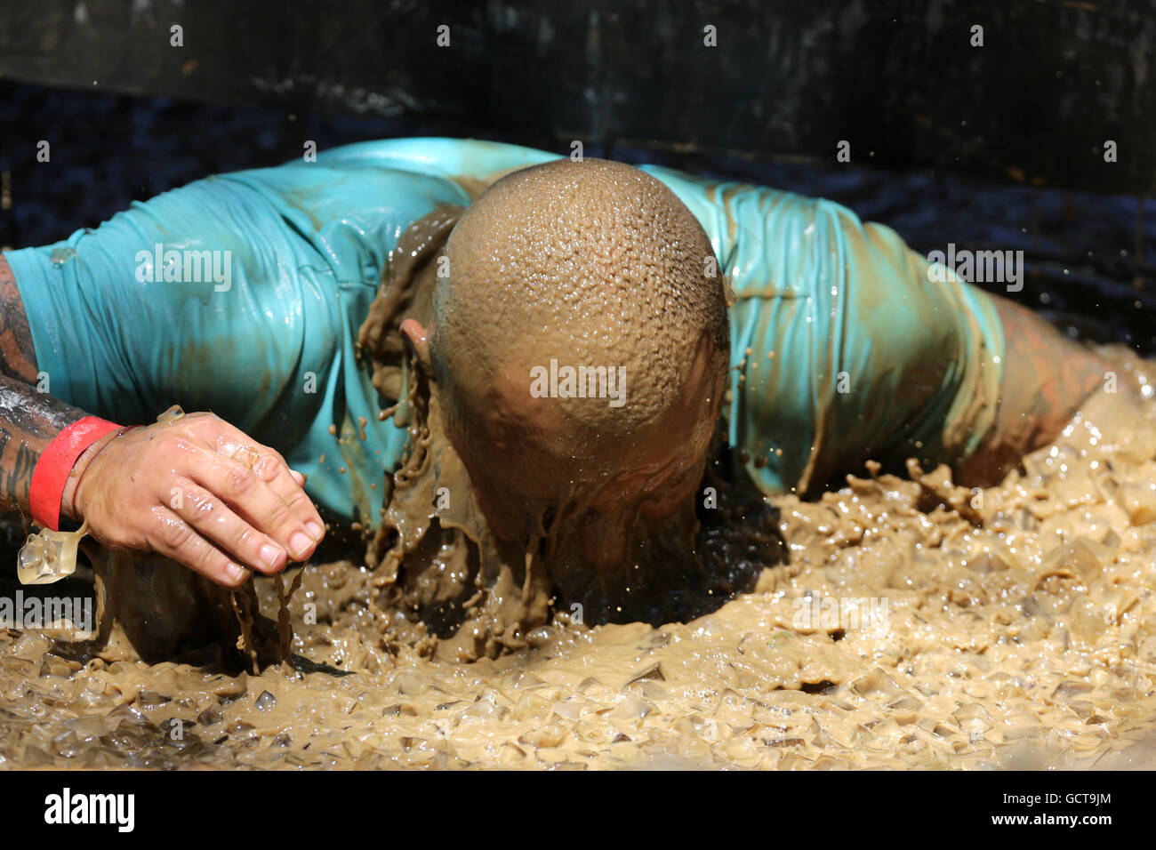 Sofia, Bulgarien - 9. Juli 2016: Ein Teilnehmer ist in einem Eiswasser bei der Legion laufen Extremsport-Challenge in der Nähe von Sofia Tauchen. T Stockfoto