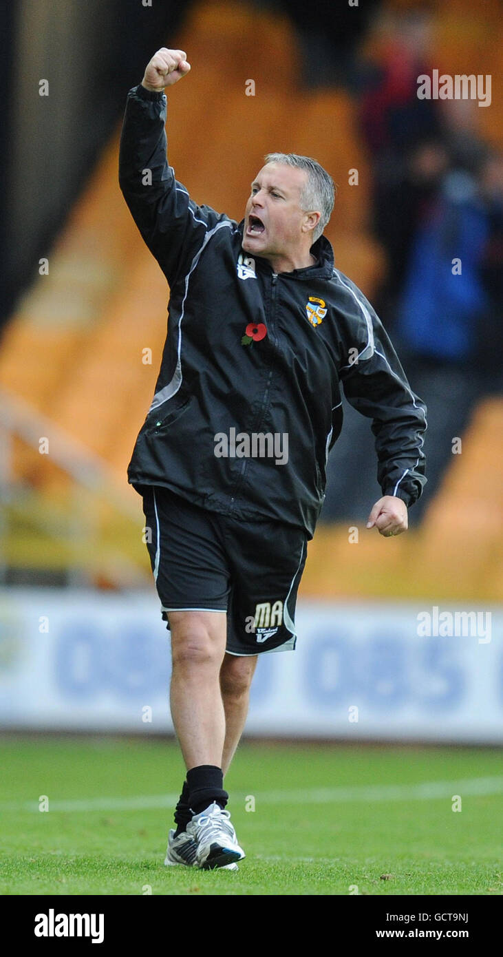 Port Vale-Manager Micky Adams feiert den Sieg beim Schlusspfiff während des npower League Two-Spiels in Vale Park, Stoke. Stockfoto