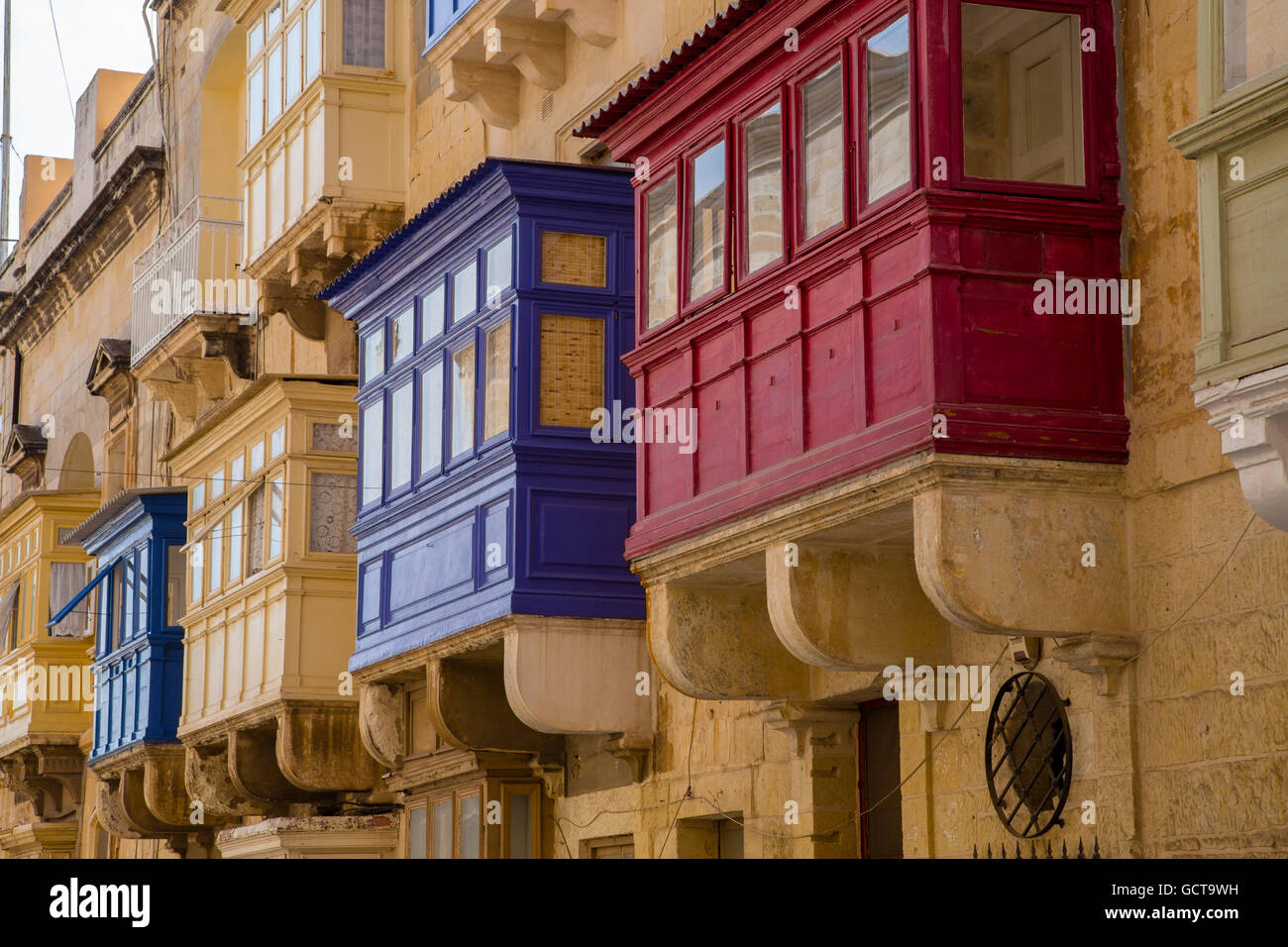 Valletta-Gebäude-Szene zeigt typische maltesische Balkone, Malta Stockfoto