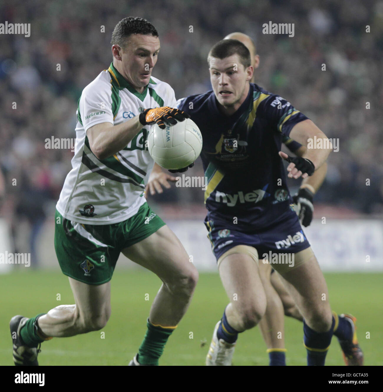 Der irische Leighton Glynn wird während des Spiels der Irish Daily Mail International Rules Series im Croke Park, Dublin, von der australischen Tageszeitung Brad Green angegangen. Stockfoto