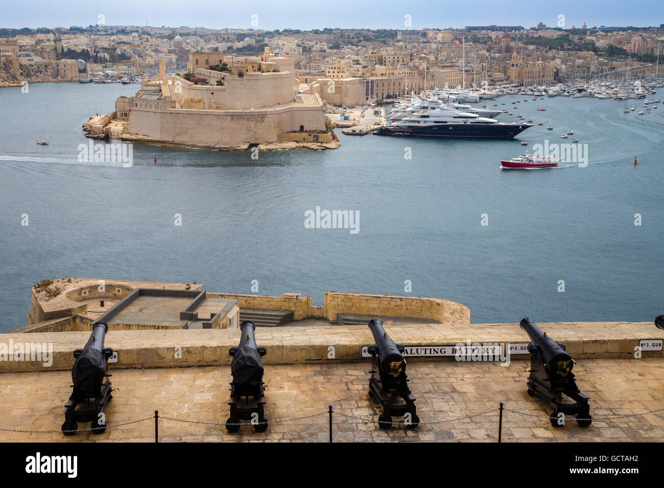 Blick von Valetta Upper Barrakka Gärten über die Kanonen salutieren Batterie zum Grand Harbour und Senglea Three Cities, M Stockfoto