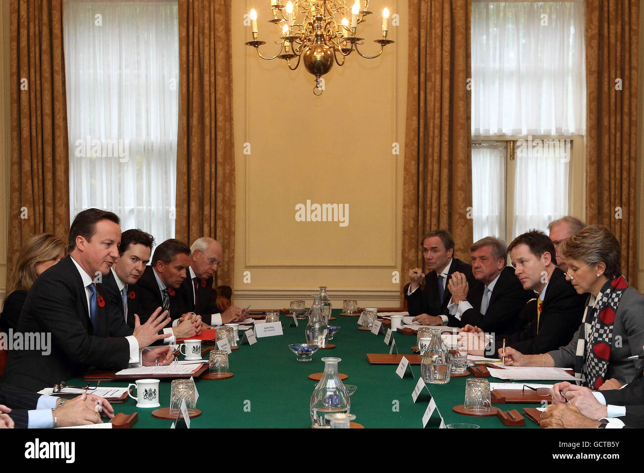 Premierminister David Cameron (links) leitet die erste Sitzung der Business Advisory Group in 10 Downing Street, London. Stockfoto