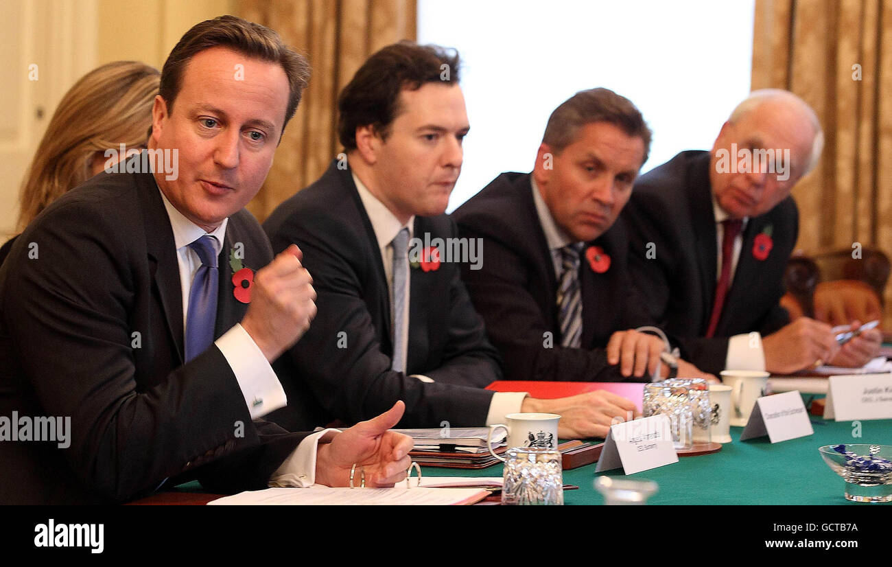 Premierminister David Cameron (links) leitet die erste Sitzung der Business Advisory Group in 10 Downing Street, London. Stockfoto