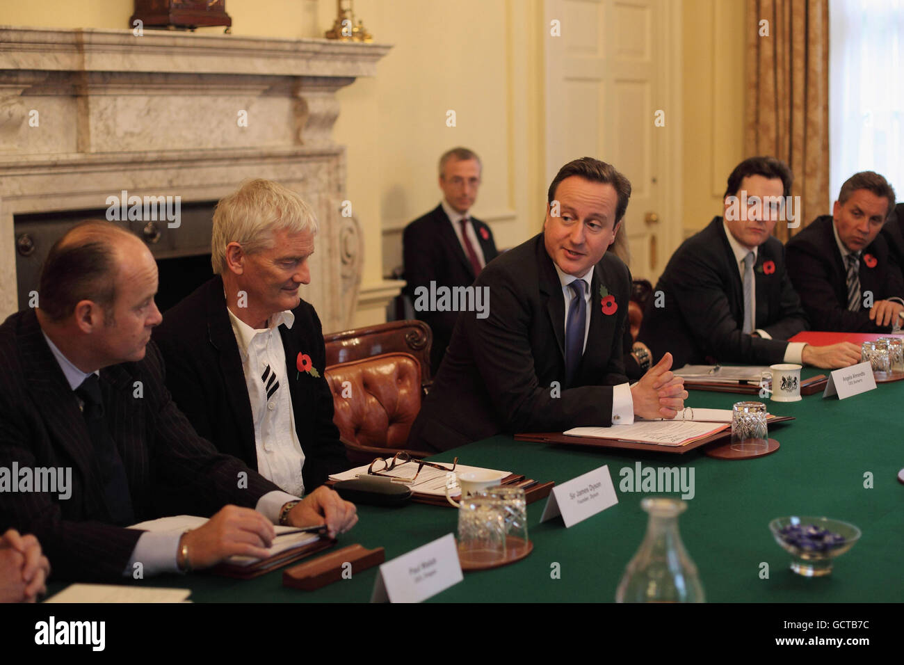 Premierminister David Cameron (Mitte)leitet die erste Sitzung der Business Advisory Group in 10 Downing Street, London. Stockfoto