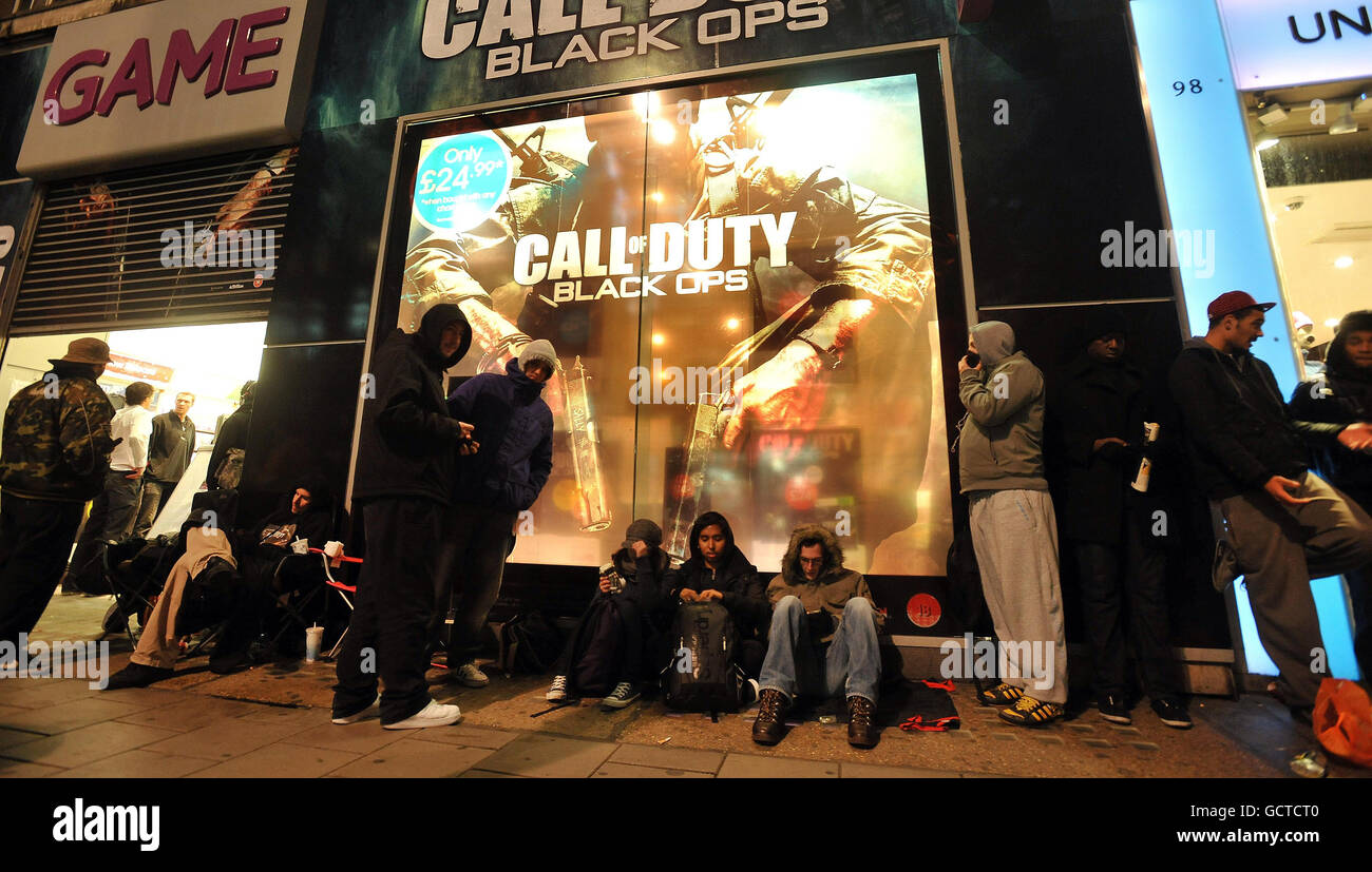Eine große Gruppe von Computerspiel-Fans Schlange stehen, um das neue Spiel "Call of Duty: Black Ops" vor dem Game Store in der Oxford Street im Zentrum von London zu kaufen. Stockfoto