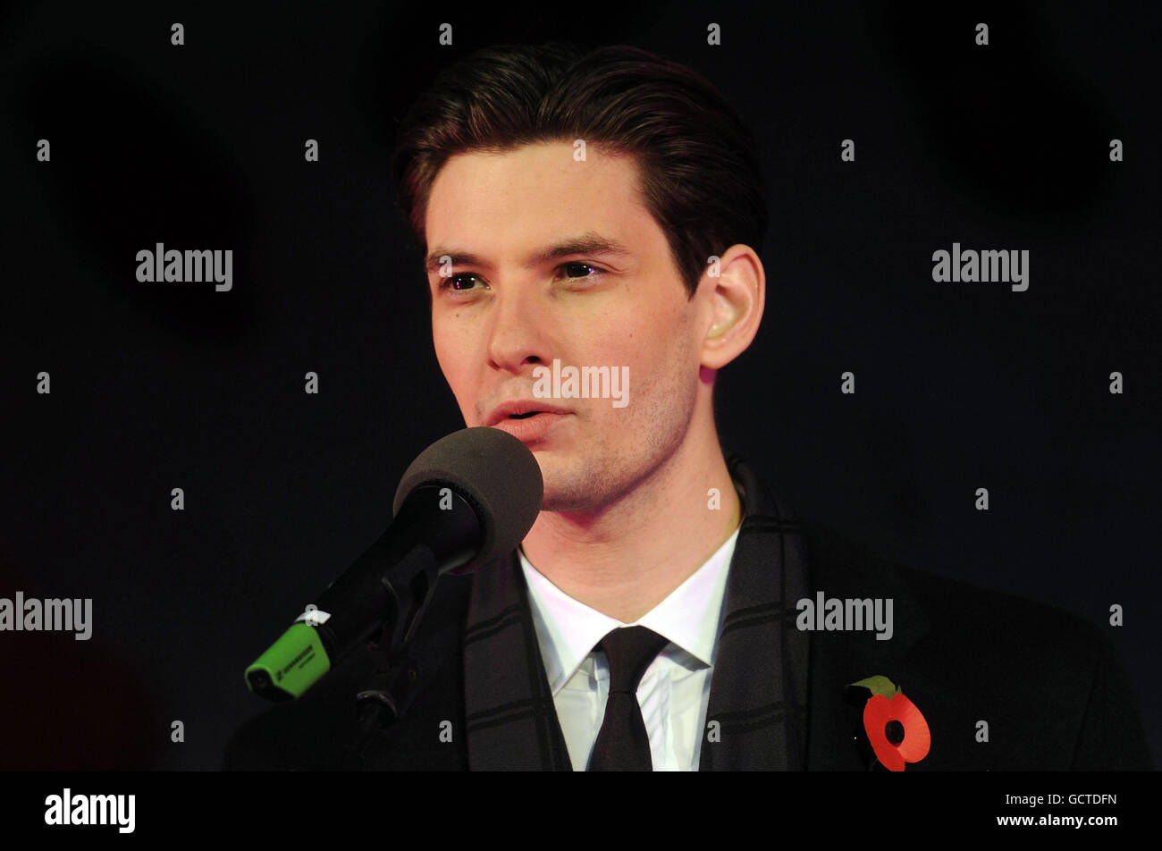 Der Schauspieler Ben Barnes liest "in Memoriam" von Ewart Alan Mackintosh auf der Bühne am Trafalgar Square, London, vor zwei Minuten Stille auf dem Platz zum Waffenstillstandstag. Stockfoto