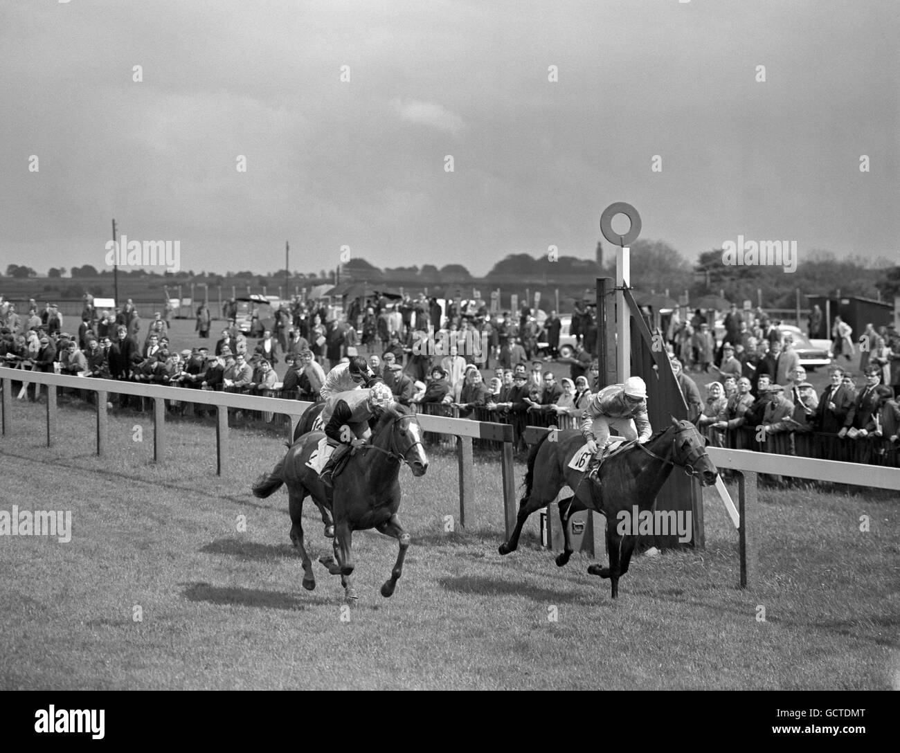 Pferderennen - The Bath May Handicap Stakes - Bath Racecourse. Emerald Cross, No 16, des Cullen Up, rechts, Sieg von Scriventon, Nr. 2, geritten von Joe Mercer. Stockfoto
