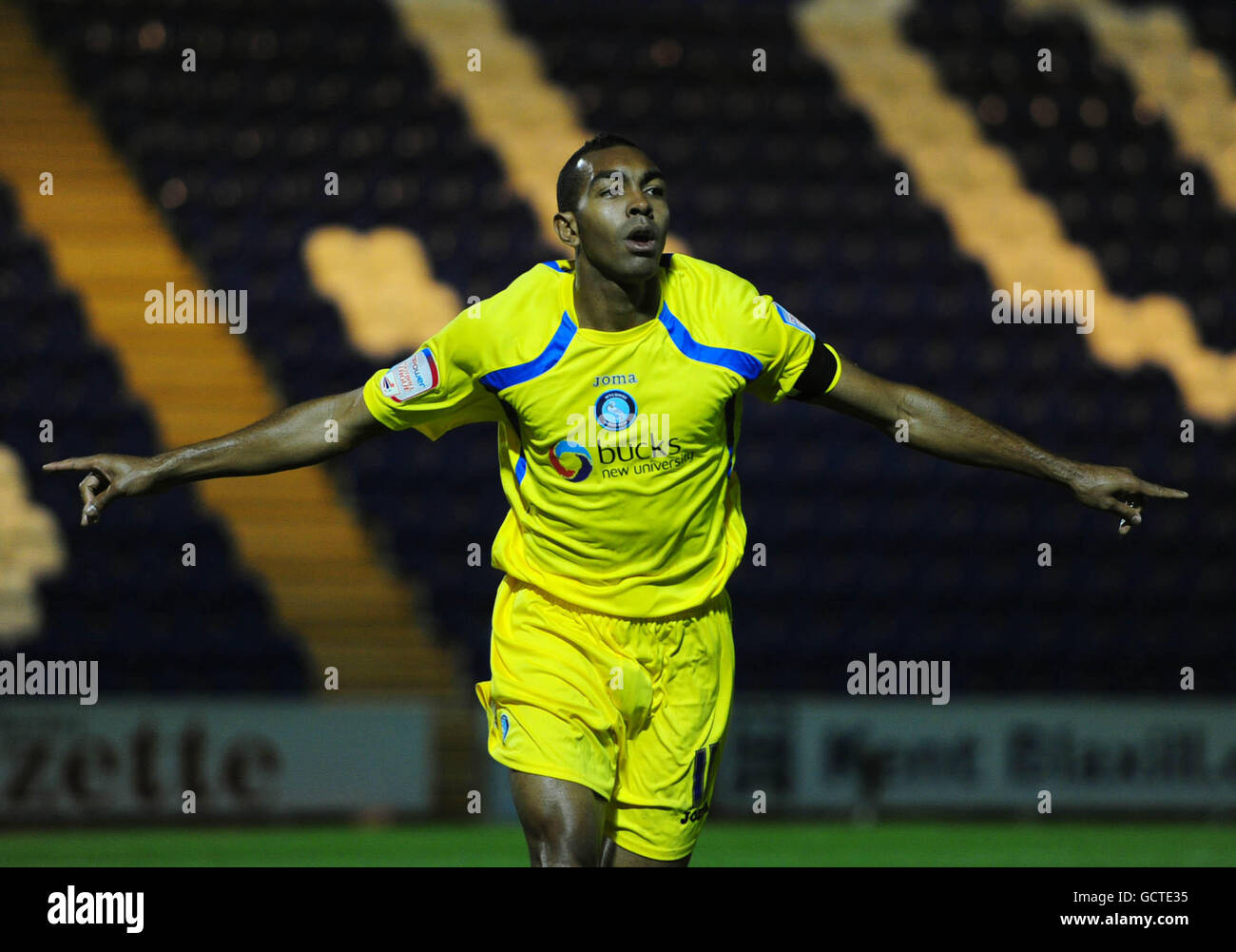 Fußball - Johnstone's Paint Trophy - Südliche Sektion - zweite Runde - Colchester United gegen Wycombe Wanderers - The Weston Home.... Kevin Betsy von Wycombe Wanderers feiert das Tor zum ersten Tor Stockfoto